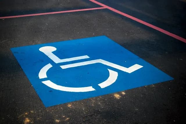 Czy niepełnosprawni płacą za parking w Ciechocinku? Sprawdź zasady!