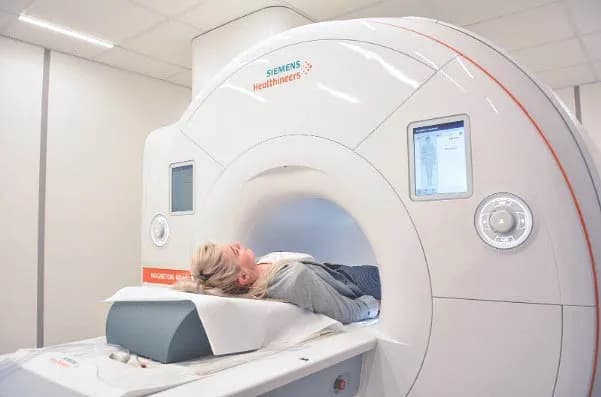 Czy lekarz rehabilitacji może wystawić skierowanie na rezonans? Sprawdź!