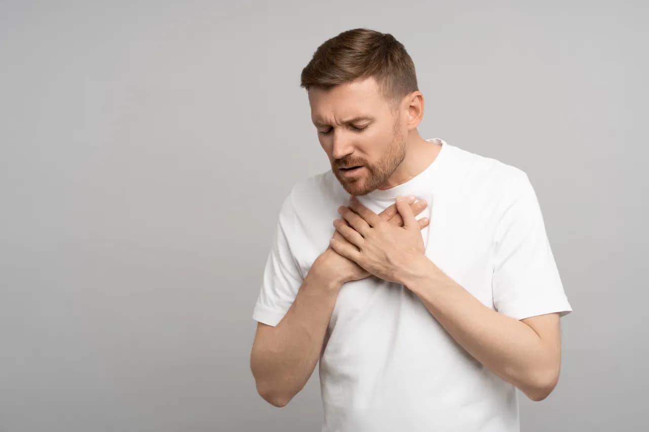 Skąd się bierze czkawka? Przyczyny i co z nią zrobić, aby nie męczyła