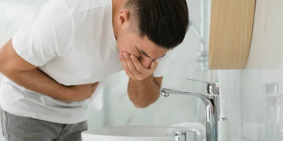 Skuteczne metody, jak zapobiec wymiotom i uniknąć nieprzyjemnych skutków.