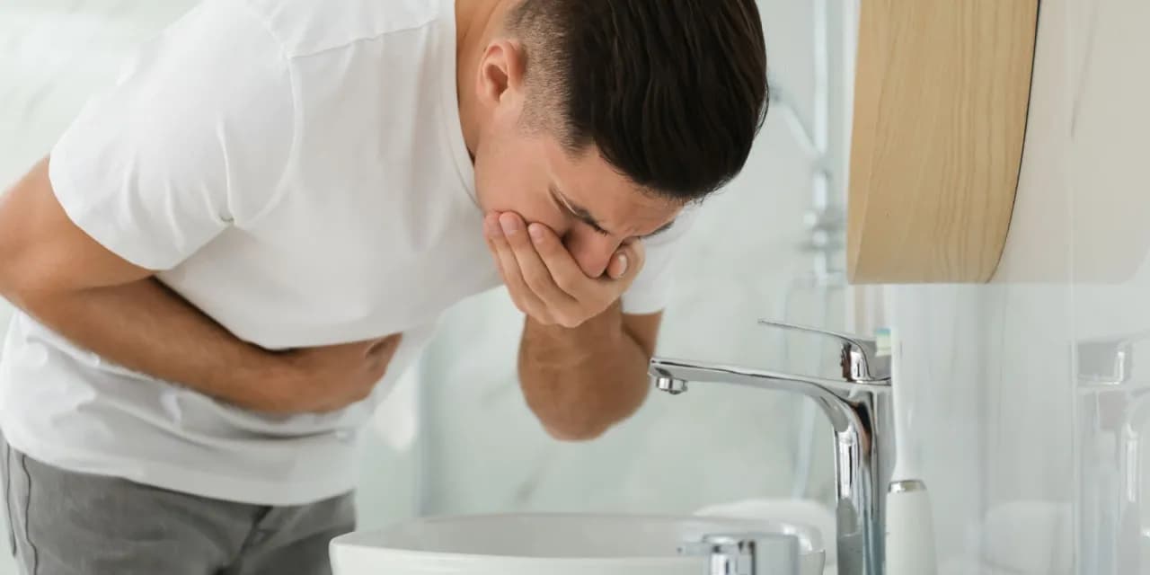 Skuteczne metody, jak zapobiec wymiotom i uniknąć nieprzyjemnych skutków.