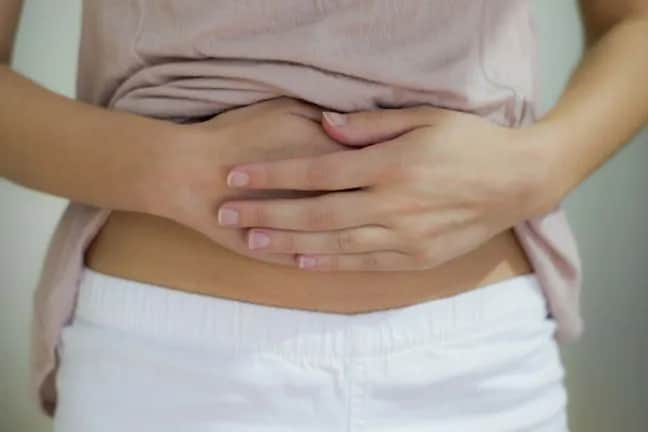 Jelita po lewej stronie brzucha: przyczyny bólu i niepokojące objawy