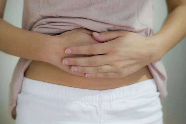 Jelita po lewej stronie brzucha: przyczyny bólu i niepokojące objawy