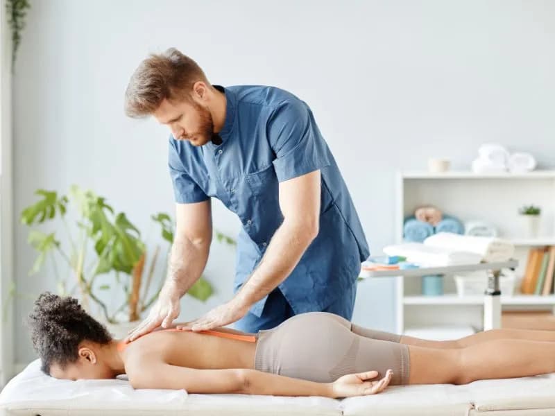 Stół rehabilitacyjny elektryczny a manualny – porównanie wygody i efektywności pracy terapeuty