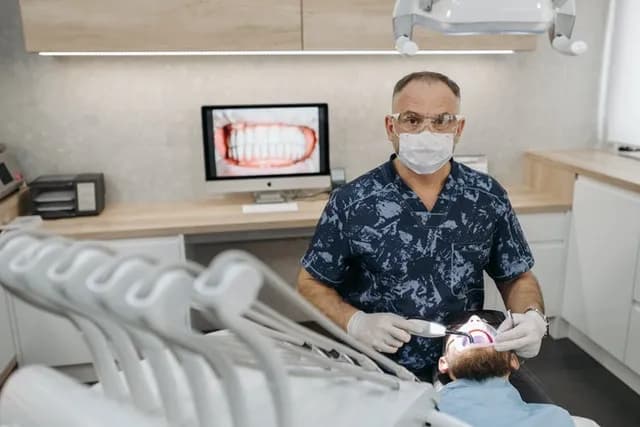 Co dokładnie obejmuje dentysta na NFZ? Sprawdź, na co możesz liczyć!