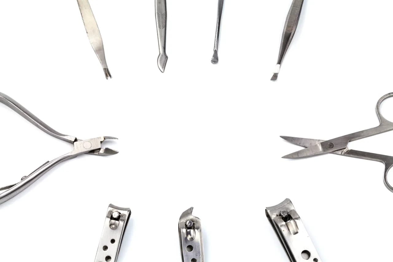 Od cęgów po frezy - jak narzędzia podologiczne pomagają dbać o zdrowie stóp?