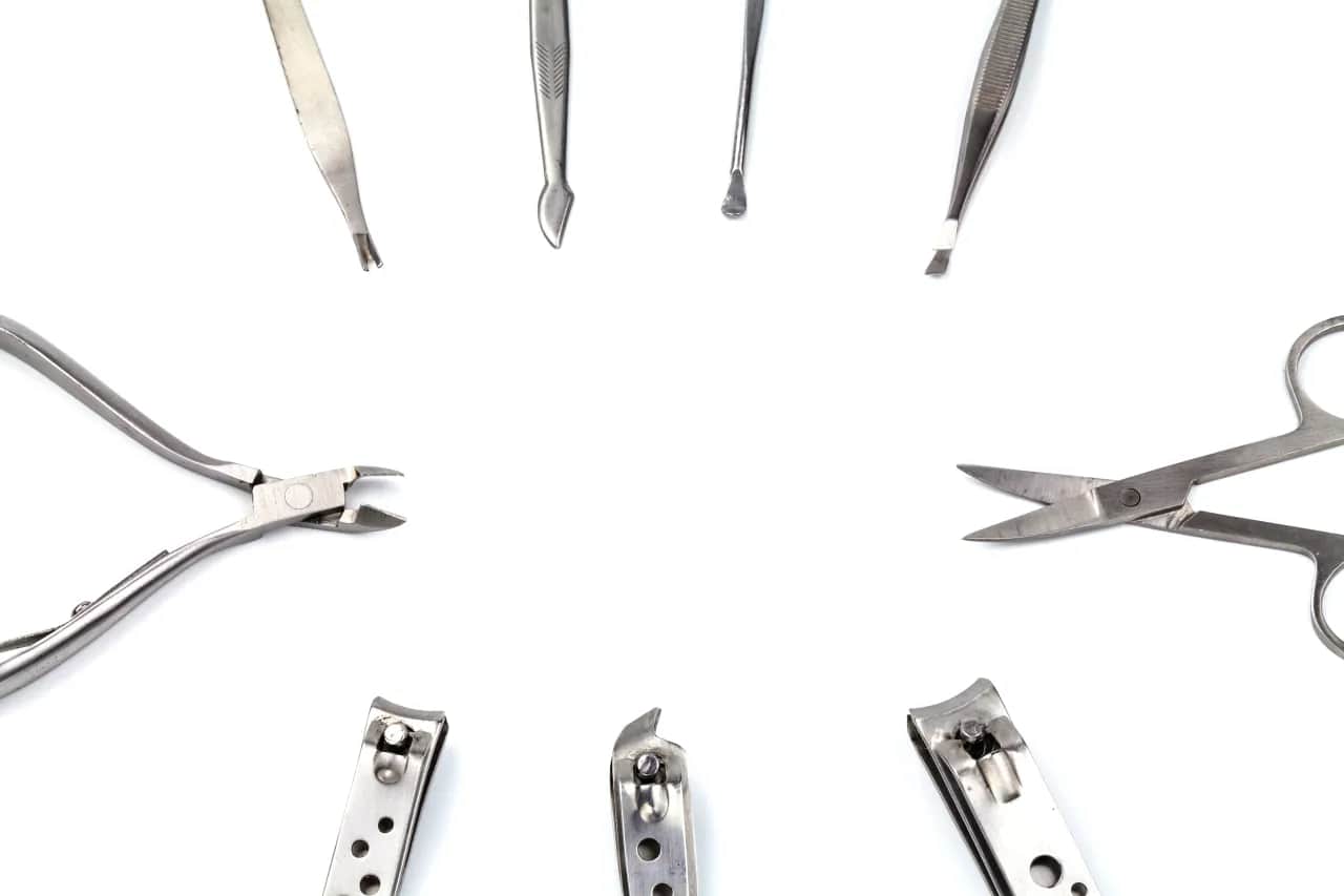 Od cęgów po frezy - jak narzędzia podologiczne pomagają dbać o zdrowie stóp?